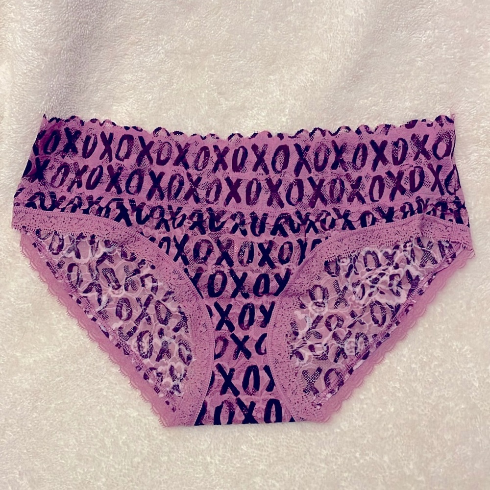 VICTORIA’S SECRET Lace Panty
Brand New!
Size: S
Lost the Tag, but never wear. :(